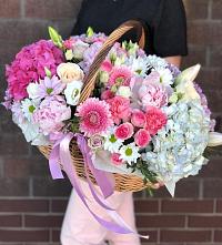 Композиция солнечный день в Агаповка Цветочная композиция из Розы, Хризантемы, Пионы и Лизиантусы в корзине в Агаповка