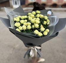Букет Белые кустовые розы Солинеро в Агаповка