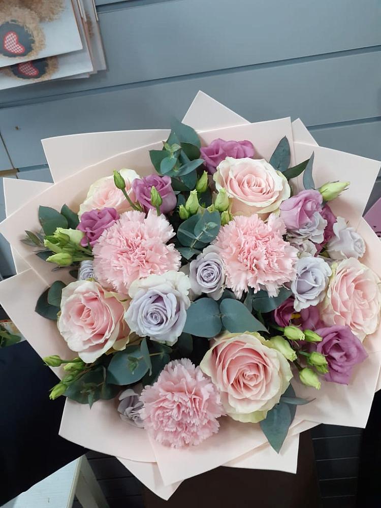 Букет цветов из: Розы, Гвоздики и Лизиантусы в Агаповка